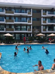 伊波茹卡Mana Beach Experience -02Garagens - Aloha 001的一群人在酒店的游泳池里