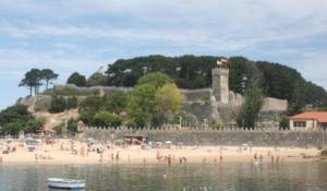 巴约讷Casa Celsa cerca del mar的一群人在海滩上,有城堡
