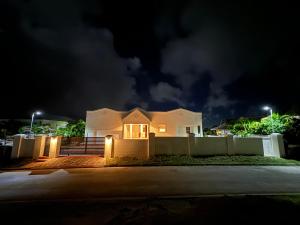 Saint ThomasAmaro Villas Barbados Feel like when you're home的夜晚的白色房子,灯火通明