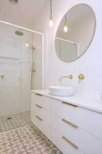 沃纳姆堡Schnapper Lane的白色的浴室设有水槽和镜子