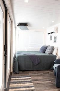 阿尔派恩New Starry Night Shipping Container Home的一间带床的卧室,位于带窗户的房间内