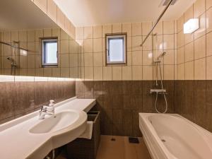 北谷町Family Condo Chatan Hills by Coldio Premium的一间带水槽和浴缸的浴室