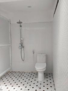 塞米亚克塞米亚克阿南达度假酒店的带淋浴和卫生间的白色浴室