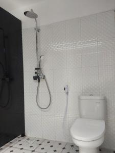 塞米亚克塞米亚克阿南达度假酒店的带淋浴和卫生间的浴室。