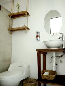 巴卡拉尔Tropic Bacalar的一间带卫生间、水槽和镜子的浴室