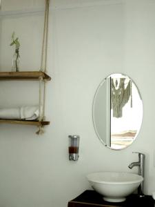 巴卡拉尔Tropic Bacalar的一间带镜子和水槽的浴室