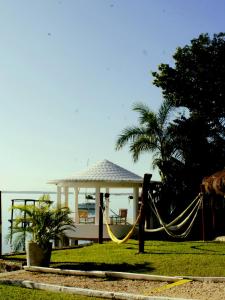 巴卡拉尔Tropic Bacalar的凉亭前的吊床