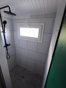勒罗贝尔Bungalow Soleil Levant的浴室设有窗户和小型淋浴。
