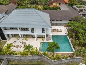 MungguCemagi Beachside Sultana: 5BR Luxury Villa Canggu的享有带游泳池的房屋的空中景致