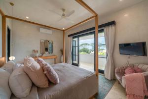 MungguCemagi Beachside Sultana: 5BR Luxury Villa Canggu的一间带大床和电视的卧室