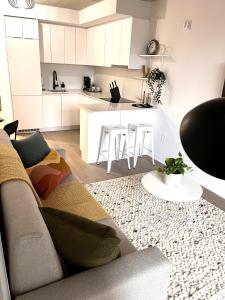 蒙特利尔App en Plein Centre de Montréal - Quartier des Spectacles的带沙发的客厅和厨房