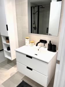 蒙特利尔App en Plein Centre de Montréal - Quartier des Spectacles的白色的浴室设有水槽和镜子