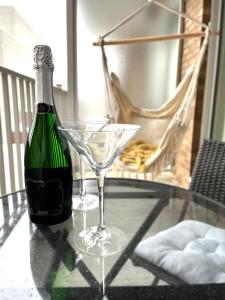 蒙特利尔App en Plein Centre de Montréal - Quartier des Spectacles的一瓶香槟和玻璃桌上的马提尼玻璃