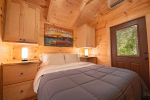 查塔努加Ernie Cabin Wauhatchie Woodlands Tiny Cabin的小木屋内一间卧室,配有一张床