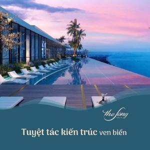 头顿The Song Vung Tau Near Beach by Hoang Gia的酒店设有一个海景游泳池