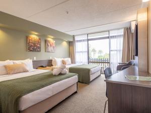奥克兰奥克兰玫瑰园酒店的酒店客房配有两张床和一张书桌
