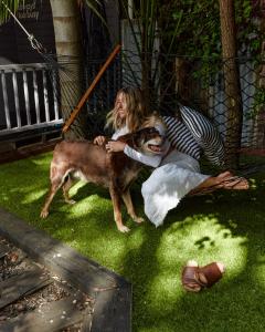 亚林加普雅林角Spa山林小屋的一只狗躺在草地上的女人