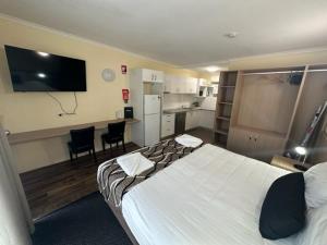 肯普西肯普西城中央汽车旅馆的酒店客房设有一张大床和一个厨房。
