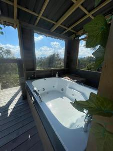 里奥内格罗Vitta Glamping的带窗户的客房内的大浴缸