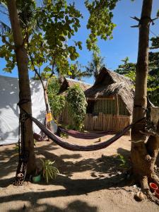 DaanbantayanTribal Huts Community的树屋前的吊床