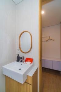 玛琅Se.nandung Living and Space的浴室设有白色水槽和镜子