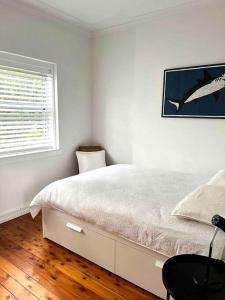 悉尼Stylish & Sunlit Bellevue Hill的白色的卧室设有床和窗户
