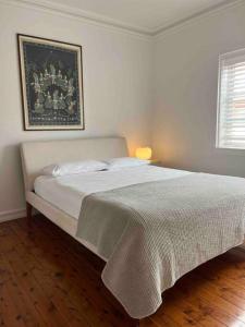 悉尼Stylish & Sunlit Bellevue Hill的卧室配有一张挂在墙上的床铺
