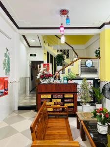 会安Phuc Bao Center Local Homestay - 3 mins walk to Old Town的站在花店柜台后面的女人