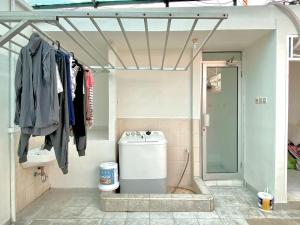 雅加达Kos Awany CoLiving的洗衣房配有洗衣机和淋浴