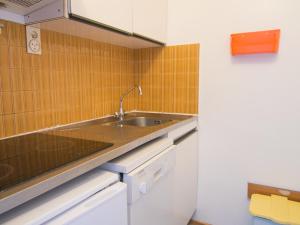 蒂涅Appartement Tignes, 2 pièces, 5 personnes - FR-1-449-167的厨房配有水槽和台面