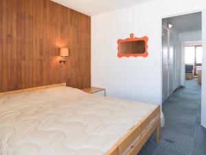 蒂涅Appartement Tignes, 2 pièces, 5 personnes - FR-1-449-167的一间卧室设有一张带木墙的大床