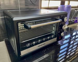 怡保Ipoh Homestay Cozy and Comfortable 4R3B 13pax Indoor Car Parking SY12的台面上烤的烤面包机