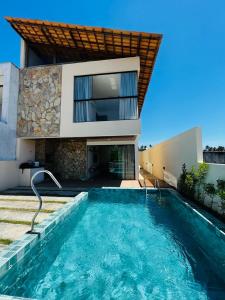 佩德拉斯港Casa Flora Patacho的房屋前有游泳池的房子