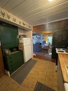 HillsideWHIP POOR WILL LIMIT 5 cottage的厨房配有白色冰箱和炉灶。