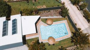 麦克莱恩麦克莱恩汽车旅馆的大楼旁游泳池的顶部景色