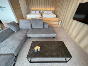 SanukiSETO CLAS AJI - Vacation STAY 60217v的客厅配有沙发和1张床