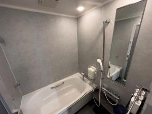 SanukiSETO CLAS AJI - Vacation STAY 60217v的带浴缸、水槽和镜子的浴室