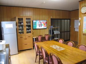 松江市ゲストハウス あずも GuestHouse AZMO的一间配备有桌椅及电视的会议室