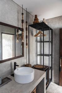 坎古Kano Twin的浴室配有白色浴缸和水槽