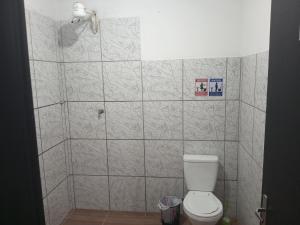 巴拉奈里奥-坎布里乌B & B Hostels Balneário的一间带卫生间和瓷砖墙的浴室