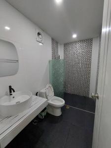 素叻ริมธารริเวอร์เพลส的一间带水槽、卫生间和淋浴的浴室