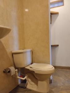 帕洛米诺Hermoso Palomino的一间位于客房内的白色卫生间的浴室