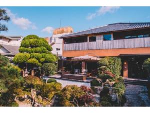 神户WASEIDOU ZEN - Vacation STAY 17216v的享有花园、建筑和树木的景色