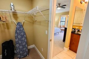 奥兰多4BR. Disney World Vacation Townhome的一间壁橱,墙上挂着领带