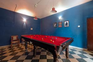 科尔瓦Skylark Resort的蓝色墙壁的房间里一张红色的台球桌