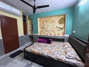 焦特布尔MOON NIGHT GUEST HOUSE的一间卧室配有一张壁画床