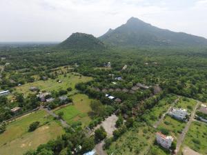 蒂鲁瓦纳马莱RPM home stay的享有村庄的空中景色,以群山为背景