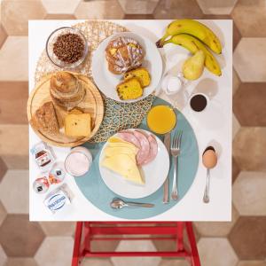 罗马克洛索顶层旅馆的餐桌上放有食物和水果盘
