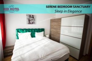 克卢日-纳波卡红屋酒店的一间卧室配有一张带绿色床头板的床