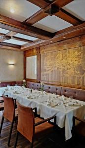 施韦因福特罗斯酒店的用餐室配有带白色桌布的桌子